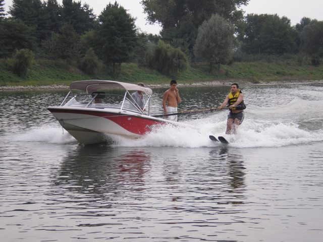 Josè viene trascinato dal motoscafo in un turbinio di acqua bianca... Ma il suo sciare è ancora piuttosto incerto!